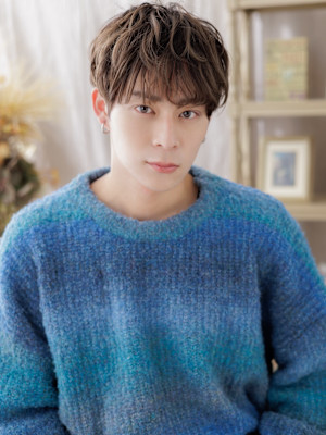 ニュアンスデザインくせ毛風フェザーショート　波打ちパーマ