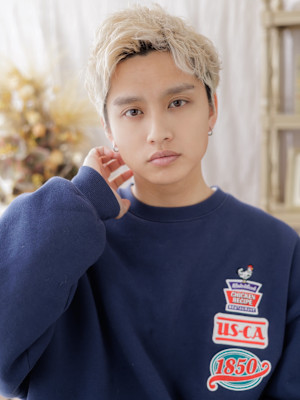 外国人風フェザーパーマスパイキーショート　ブリーチデザイン