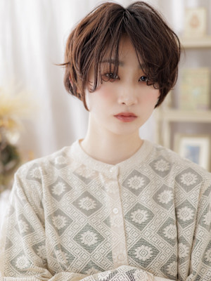 前髪パーマフェザーショート抜け感カジュアル　マロンベージュ