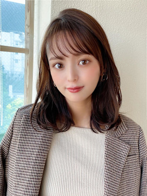 ホワイトグレージュ後れ毛が可愛い顔周りレイヤーミニウルフ