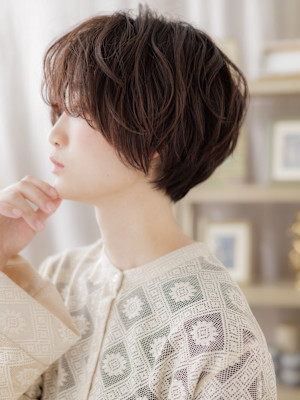 前髪パーマフェザーショート抜け感カジュアル　マロンベージュ