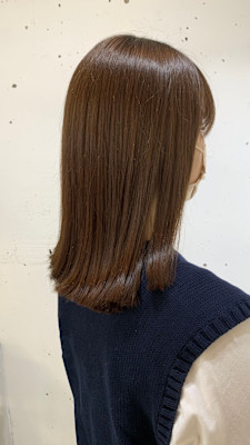 切りっぱなしミディアムヘア×ベージュカラー