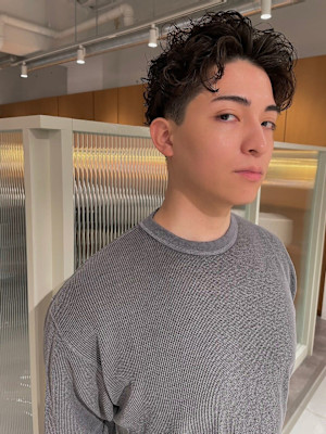 強めパーマでオールバック