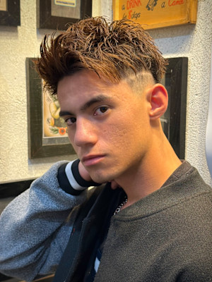 2024年春夏メンズヘアスタイル　茶髪×フェード×梅田