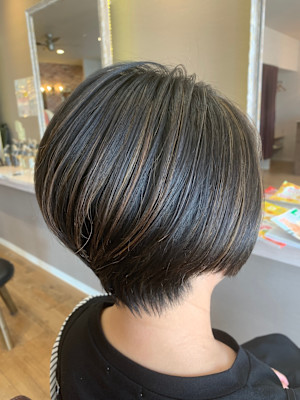 大人ショート細めハイライト白髪ぼかしくすみカラー40代50代