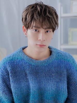 ニュアンスデザインくせ毛風フェザーショート　波打ちパーマ