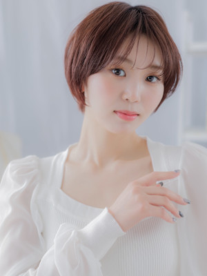 チェリーレッド前下がりミニウルフショート　フェザーショート