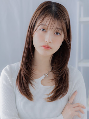 ミルクティーカラー顔回りレイヤーストレート　細めハイライト