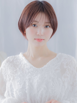 艶カラー前下がりショートヘルシースタイル　フェザーショート