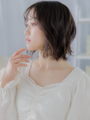 透けバングフェザーパーマゆるふわボブディ　くすみベージュ