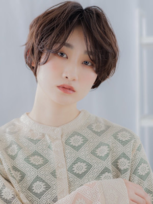 前髪パーマフェザーショート抜け感カジュアル　細めハイライト