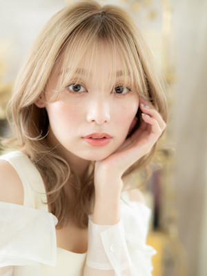 外国人風イヤリングカラーモテ髪くびれミディ　ホワイトブロンド