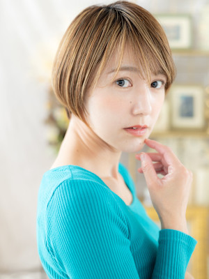 襟足すっきり流し前髪小顔シンプルショート　マロンベージュ