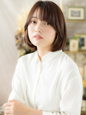 艶感斜めバング黒髪ボブディヘルシースタイル　くすみベージュ