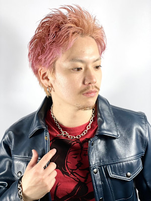 ピンクカラー×スパイキーショート