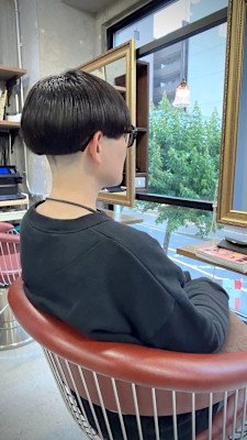 スキンフェード　刈上げ女子　前下がりボブ