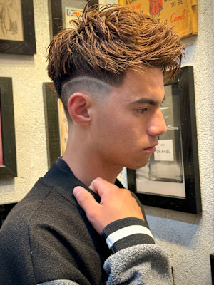 2024春夏メンズヘアスタイル　茶髪×フェード×梅田