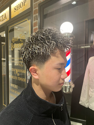 フェードカット×金メッシュ