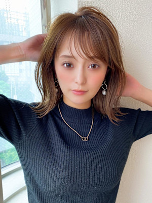 ホワイトグレージュ後れ毛が可愛い顔周りレイヤーミニウルフ