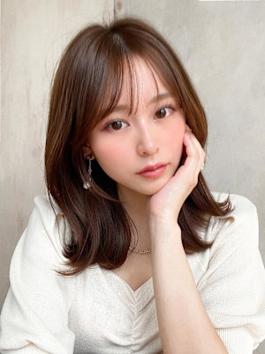 ホワイトグレージュ後れ毛が可愛い顔周りレイヤーミニウルフ