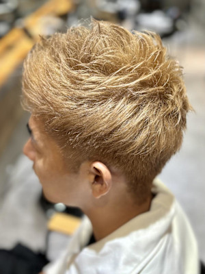 刈り上げショート/ブリーチデザイン/アップバング