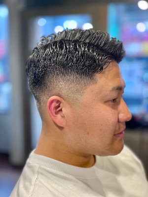 【波打ちカール × フェード】男らしさ際立つ大人パーマ