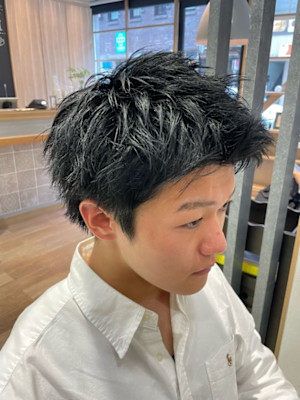 黒髪無造作スパイキーショート