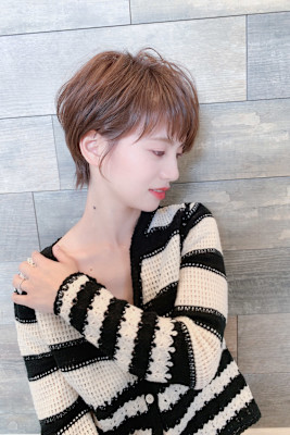 前髪ありツヤ髪小顔耳かけショートボブヘア
