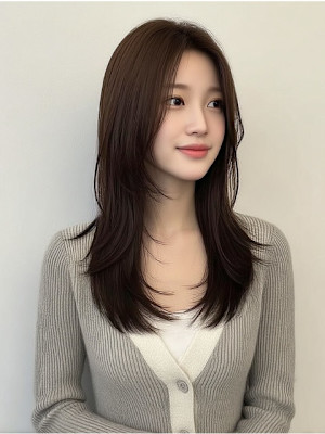 セミロング レイヤーカット 顔周り センターパート 透明感