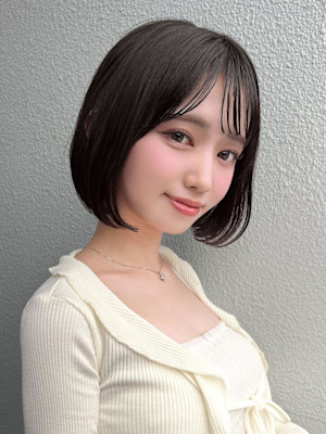 シースルーぱっつん前髪ミニウルフボブチェリーブラウン