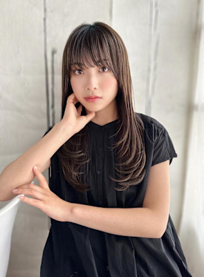 大人可愛い内巻きレイヤースタイル