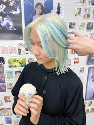 緋八マナブロンドホワイトアッシュ水色ハイライト