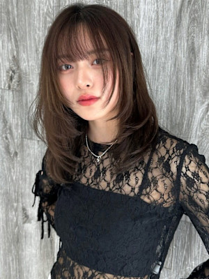 オリーブベージュ ミディアム レイヤーカット ワンカール