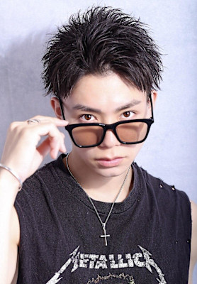 フェザーショート黒髪ツーブロックメンズショート