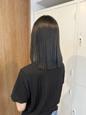 艶ストレート×切りっぱなしミディ