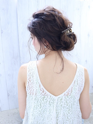 ヘッドアクセを使ったミディアムアレンジ