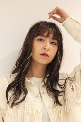 ハイトーンインナーカラーのロングスタイル