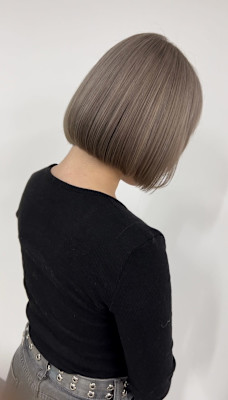 丸みシルエット×シルバーグレージュで透明感あふれる艶ボブ✨