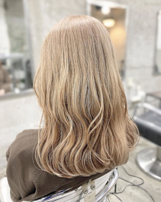 小顔丸型卵型レイヤーカットデジタルパーマホワイトグレージュ