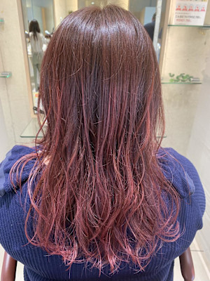 柔らかさ引き出すピンクカラー