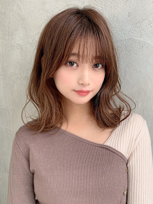 ホワイトグレージュ後れ毛が可愛い顔周りレイヤーミニウルフ