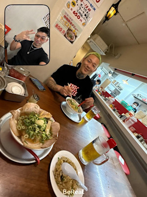 調子乗ってわしのメガネかけさしてくださいよー美容学生