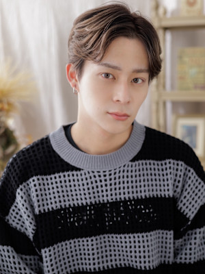 アップバングくせ毛風モテ髪メンズコンマヘア　フェザーショート