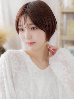 艶カラー前下がりショートヘルシースタイル　フェザーショート