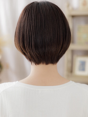 小顔シースルーバングショートカットレイヤー　フェザーショート