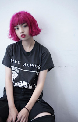 くびれヘアアプリコットオレンジ夏ハイライトカラー丸型卵型ボブ