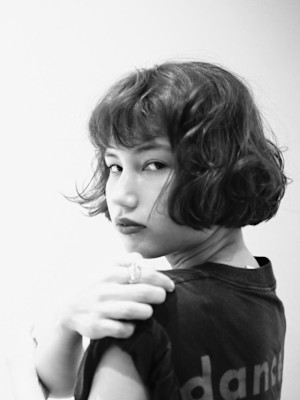 くびれヘアアプリコットオレンジ夏ハイライトカラー丸型卵型ボブ