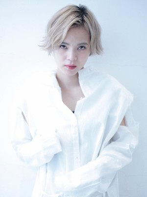 くびれヘアアプリコットオレンジ夏ハイライトカラーショート