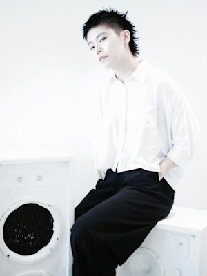 くびれヘアアプリコットオレンジ夏ハイライトカラー黒髪ショート