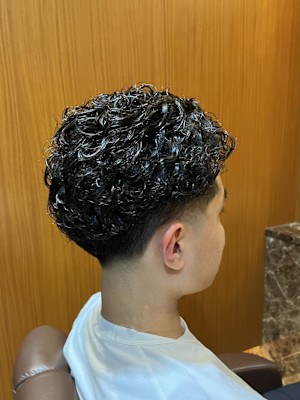 銀座　理容室　外国人風パーマ　テーパーフェード